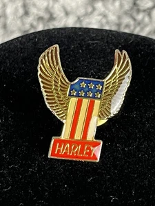 PIN CHALECO ALA HARLEY DAVIDSON VINTAGE AÑOS 70 ROJO BLANCO AZUL ESMALTE NIVEL # 1 - Imagen 1 de 4