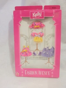 Kelly Baby Sister of Barbie Fashion Avenue Set rosa & gelbe Outfits Neu im Karton 1997 - Bild 1 von 2
