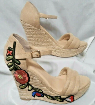 Correa de tobillo de cuña Wild Diva Lounge beige bordado de flores tacón de 5" talla 8 AHORA  Foto 1 de 4