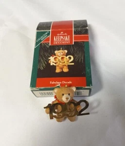 Decorazione natalizia Hallmark Keepsake - decennio favoloso - 1992 vintage - Foto 1 di 3