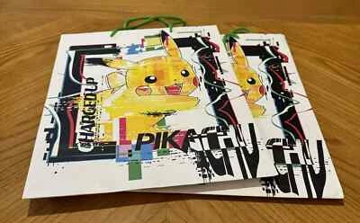 Лот из 2 подарочных сумок с покемонами Hallmark Charged Up сумка Pikachu на день рождения 12 дюймов W8 - Изображение 1 из 4