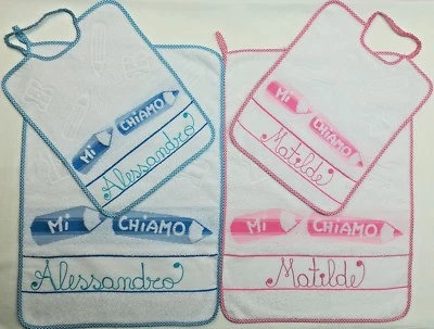 Set asilo 2 pezzi con NOME bavaglino salviettina  Made in Italy in 4 COLORI  - Immagine 1 di 4