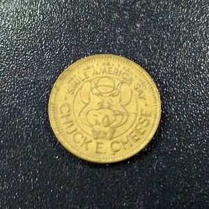Moneda Medalla Token Chuck E. Cheese In Pizza we trust play value 25 1983 - Picture 1 of 3