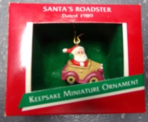 HALLMARK KEEPSAKE MINIATURE CHRISTMAS ORNAMENT SANTAS ROADSTER - Imagen 1 de 2