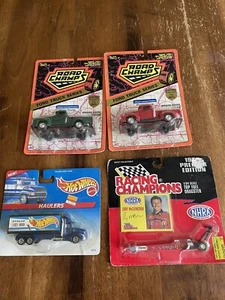 Quattro nuovi da collezione pressofusi scala 1:64, scala 1:43, Hot Wheels, Road Champs - Foto 1 di 3