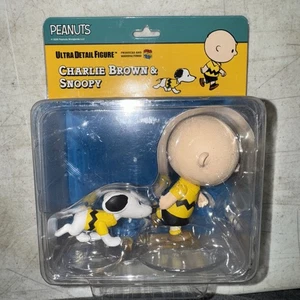 Peanuts Snoopy & Charlie Brown Medicom Figura Ultra Dettaglio HTF - Foto 1 di 2