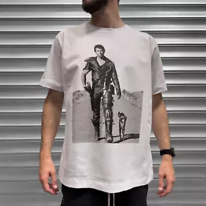 CAMISETA MAD MAX ROAD WARRIOR PARA HOMBRE PELÍCULA MEL GIBSON FURY ROAD THUNDERDOME DVD - Imagen 1 de 1