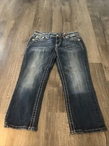 Miss Me Nieten Juwelen Mid-Wash-Jeans Größe 27 einfach zugeschnitten Bling fehlt 1 Nieten - Bild 1 von 8