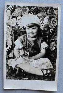 Niña Niño Usando Sombrero con Muñeca Kewpie Años 20 RPPC Foto Real Postal - Imagen 1 de 3