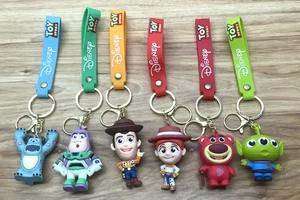 Disney Toy Story Thema Schlüsselanhänger Tasche Clip Menge 6 Gummi Strumpf Füller 3D - Bild 1 von 24