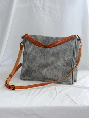 Bolso mensajero de cuero vegano Free People Golden Valley verde azulado Foto 1 de 4