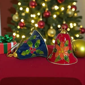 2 adornos navideños campana esmaltada cloisonné dorado rojo y azul de colección con diseño floral - Imagen 1 de 12