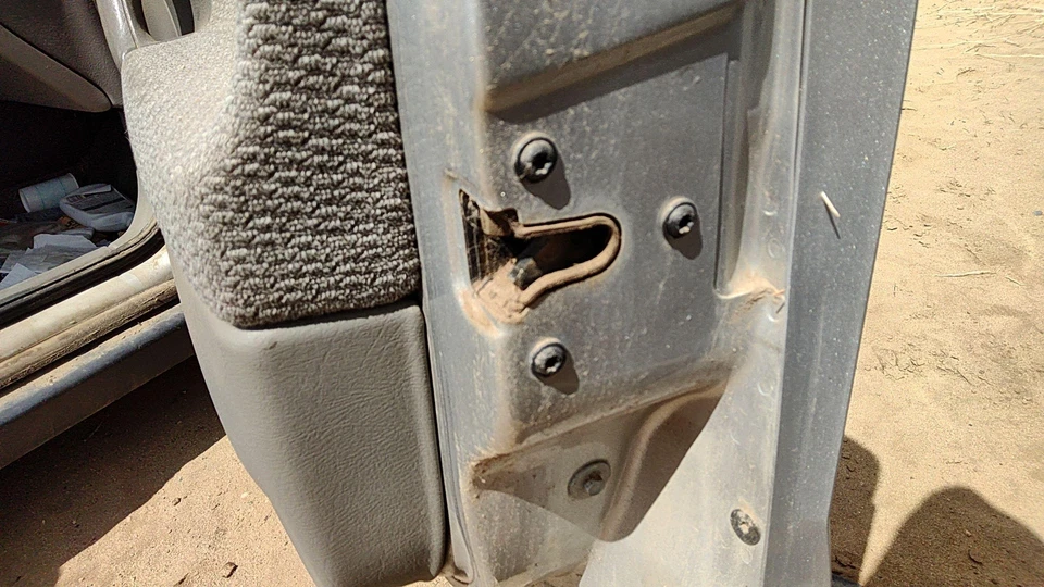 00-03 Pestillo de puerta delantera derecha pasajero Saturn L100 con varillas/cables OEM 22691299 Foto 1 de 4