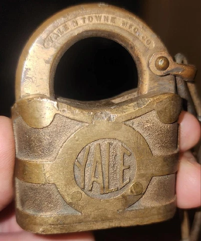 ANTIQUE VINTAGE YALE & TOWNE BRASS PADLOCK LOCK STAMFORD CT. USA NO KEY Cover
