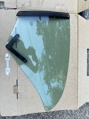 06-13 Volvo C70 T5 Convertible 2.5 Rear Driver Left Quarter Window Glass Foto 1 de 2
