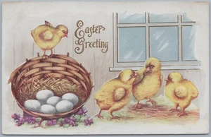 Postal de felicitación de Pascua, pollitos y huevos amarillos en relieve en cesta, c1911 - Imagen 1 de 2