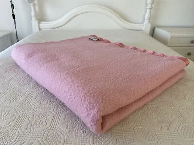 Vintage Target Tufted Acrylic Fleece Large Queen / King Blanket 265 cm x 230 cm - Image 1 of 4