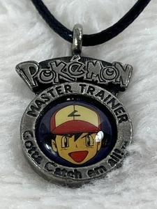 Nintendo Pokemon Master Trainer 1999 Devo prenderli tutti! Collana con ciondolo 20" - Foto 1 di 7