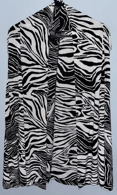 Cárdigan marca Slinky para mujer mediano negro blanco estampado de cebra frente abierto Foto 1 de 2