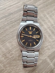 Seiko 5 7009 3130 Automatic Black Dial Men’s Bracelet Watch - Picture 1 of 2