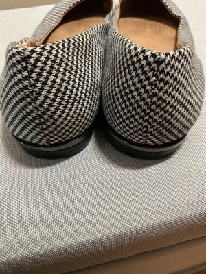 Tahari Planos Elvie Puntera Punta Tela y Cuero Pata de Gallo Negro Talla 7.5 Foto 1 de 4