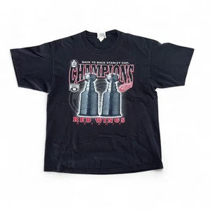 Camicia Vintage 98 Detroit Red Wings Back 2 Back Stanley Cup Champs XL Lee Sport Nera - Foto 1 di 7