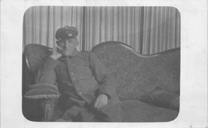 Foto Soldat in Uniform auf Sofa sitzend - Militaria Weltkrieg Portraitfoto - Picture 1 of 2