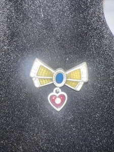 Vintage silberfarbene bunte Emaille Schleife Herz Charm Brosche - Bild 1 von 3