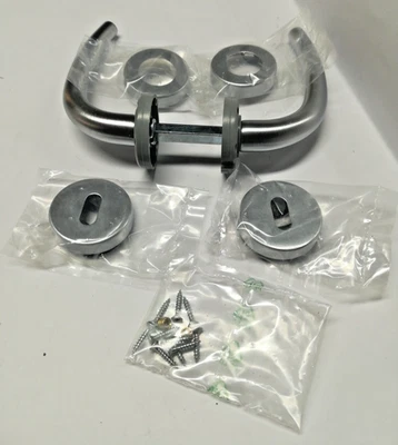 Ghidini MANIGLIA MILENA QUADRO 8 OTTONE CROMO SATINATO CON ROSETTA FORO YALE - Immagine 1 di 4