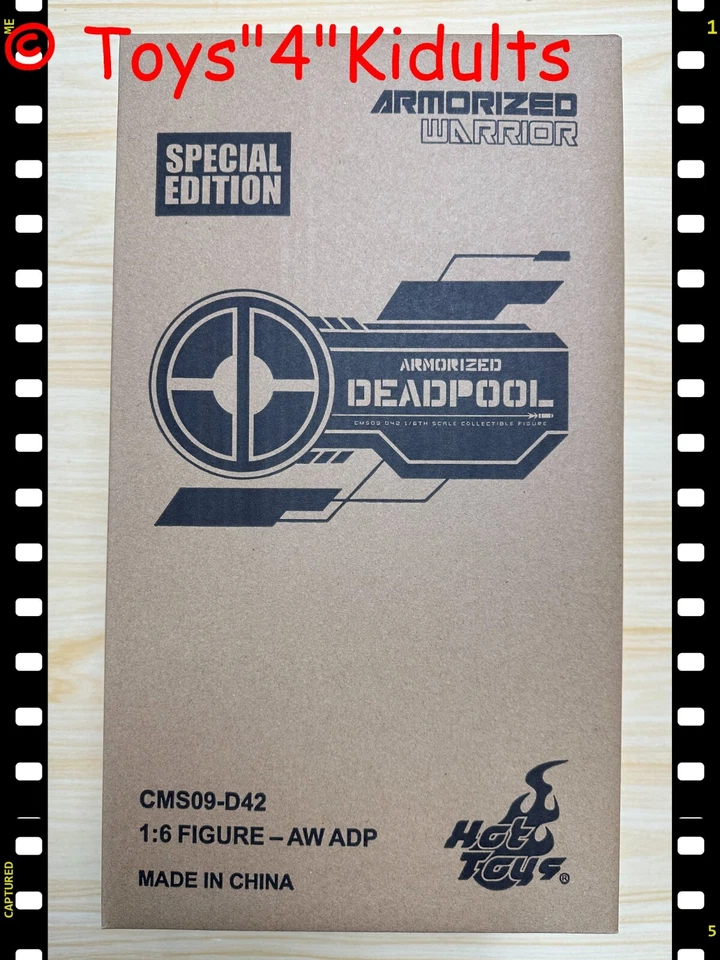 Hot Toys Marvel Comics Armorized Deadpool 1/6 in Action Figure - CMS09D42