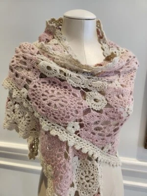 Mantón tejido a mano de cuarzo rosa, angora + lana Foto 1 de 4