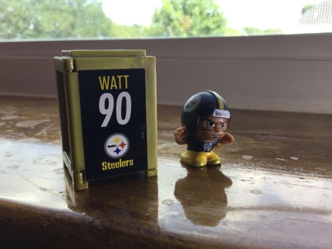 NFL 2021 Teenymates Series X Pittsburgh Steelers LB T.J. Watt figure / locker Cover
