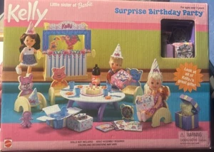 NUEVO 1999 Mattel Sorpresa Cumpleaños Fiesta Set para Kelly Barbie's Little Sister - Imagen 1 de 2