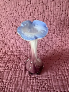 Lila/weiße Glasknospenvase mit dekorativer blauer Blume am Öffnen der Vase - Bild 1 von 11