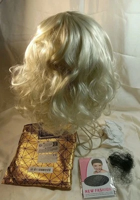 ESTILO MARILYN MONROE Plateado~Gris~Rubio RIZADO Con Sombrero Red para el Pelo~NUEVO EN PAQUETE Ver Foto 1 de 4