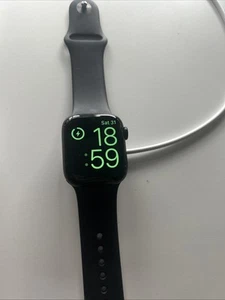 Apple Watch Series 7 GPS z aluminiową obudową 41 mm Midnight i paskiem sportowym - Zdjęcie 1 z 5