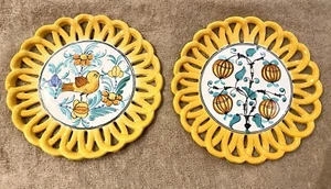 Par 2 PLACAS MAYÓLICA RETICULADAS Par (2) PORTUGAL - Pintado a mano Marcado, Usado en Excelente Condición - Imagen 1 de 24