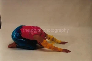 SCHRUMPFFOLIERTER SUPERHELD? Vintage WEIRD FOUND PHOTO Color ORIGINAL 412 45 Z - Bild 1 von 1