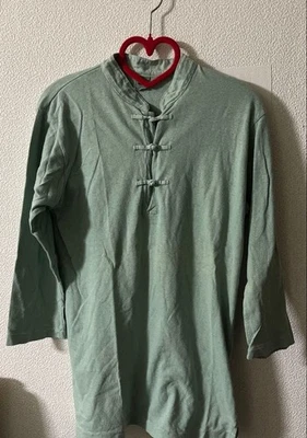 完好绿色中国领 T 恤,带纽扣,尺寸 2 二手 — 第 1/4 张图片