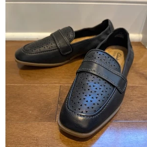 Clarks Collection Black Leather Loafers Womens US 6W Perforated Square Toe - Picture 1 of 18