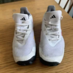 Adidas Damen Turnschuhe 3,5 weiße und rote Streifen guter Zustand  - Bild 1 von 11