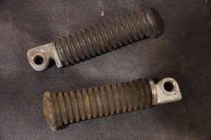 Black Rubber OEM Footpegs For Harley Sportster Softail XL FXD Dyna FLST Chopper - Picture 1 of 4