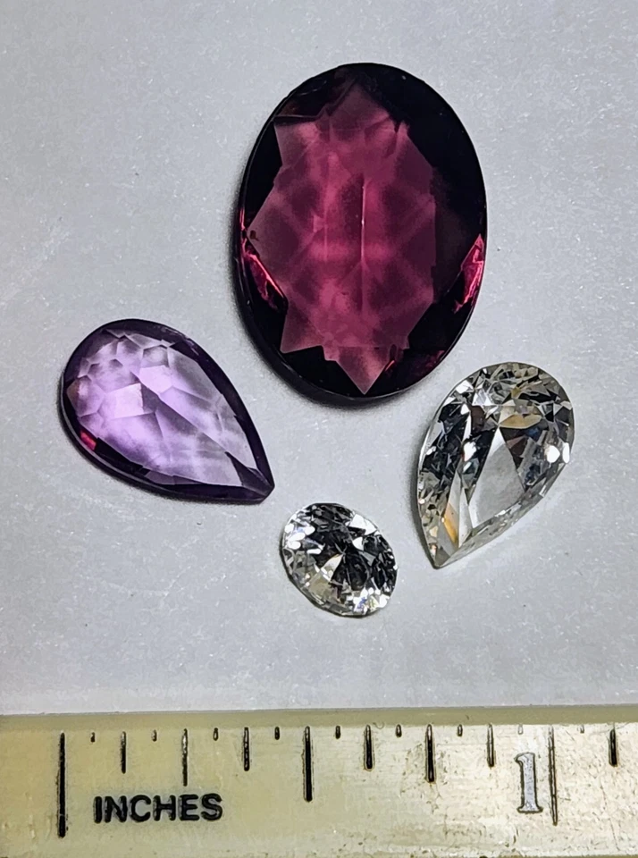 Amatista natural ovalada y en forma de lágrima y diamantes circonita cúbica. LOTE DE PIEDRAS PRECIOSAS. Foto 1 de 1
