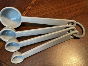 EUC Williams Sonoma Measuring Spoons Heavy Gray Melamine Plastic ~ Set of 4 - Picture 1 of 7