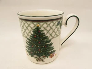 Christmas Story by Mikasa Tasse Weihnachtsbaum Stechpalme grüner Rand b193 - Bild 1 von 2