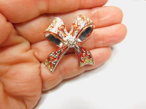 Broche de arco de metal vintage esmaltado rojo estrás transparente tono plateado - Imagen 1 de 4