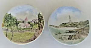 Grindley England 2 kleine Anstecknadeln handbemalt Crathie Church, Leuchtturmschild - Bild 1 von 8