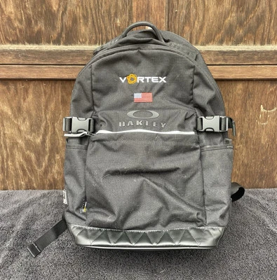 Oakley - Mochila utilitaria 23L - Vortex - Con bandera de EE. UU. - Bolsa para libros - Bolsa para computadora portátil Foto 1 de 4