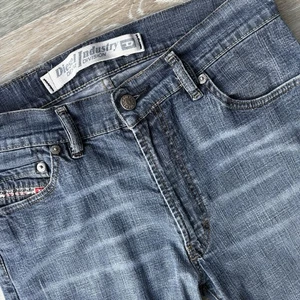 Jeans de mezclilla Diesel Kulter talla 27 lavado medio hechos en Italia - Imagen 1 de 9
