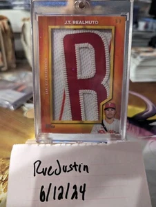 2024 Topps Serie 2 J.T. Carta reliquia Realmuto 1/1 nel nome - toppa lettera R - Foto 1 di 2